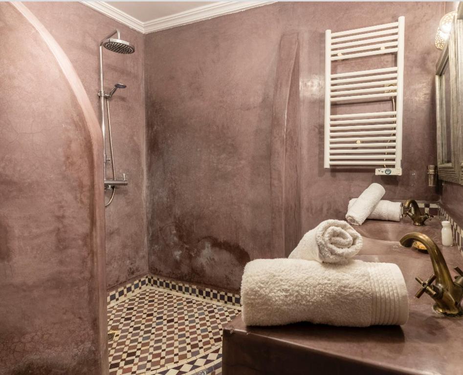 Koupelna v ubytování Riad Basidi piscine chauffée sur le toit de la médina