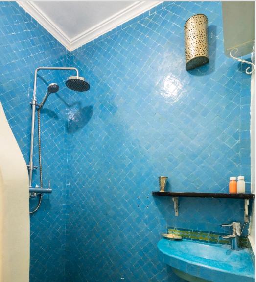 Koupelna v ubytování Riad Basidi piscine chauffée sur le toit de la médina