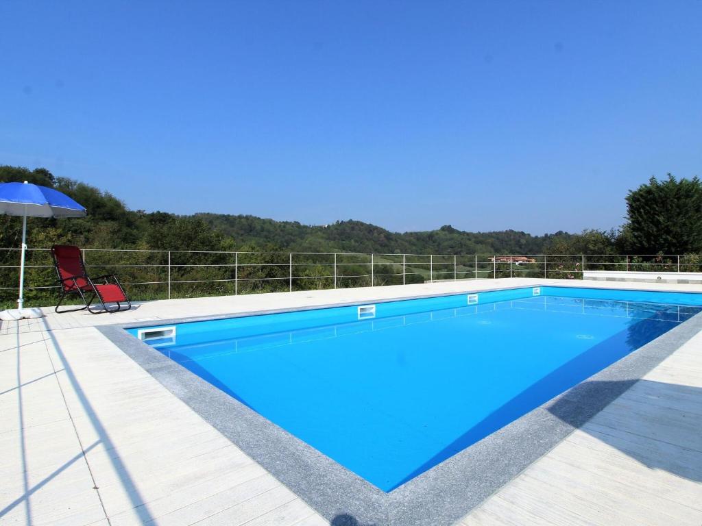 Peldbaseins naktsmītnē Attractive holiday home in Brozolo with private pool vai tās tuvumā