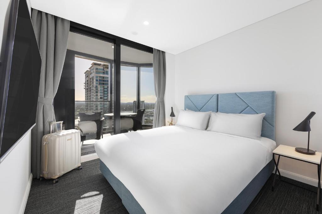 Postel nebo postele na pokoji v ubytování Meriton Suites Surfers Paradise