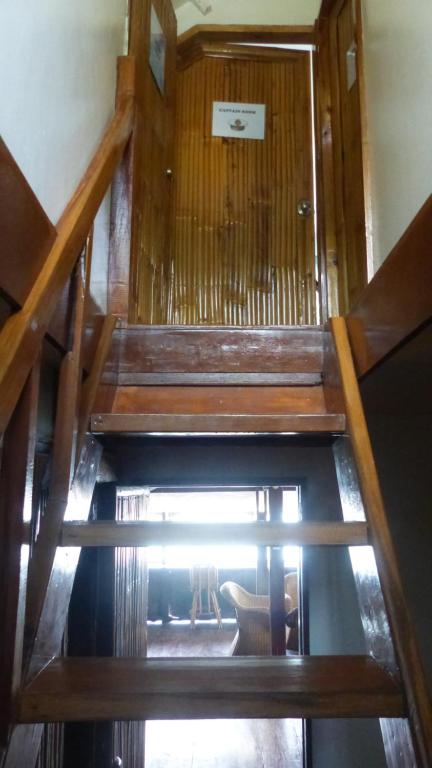 Palanda nebo palandy na pokoji v ubytování Bangka Hostels