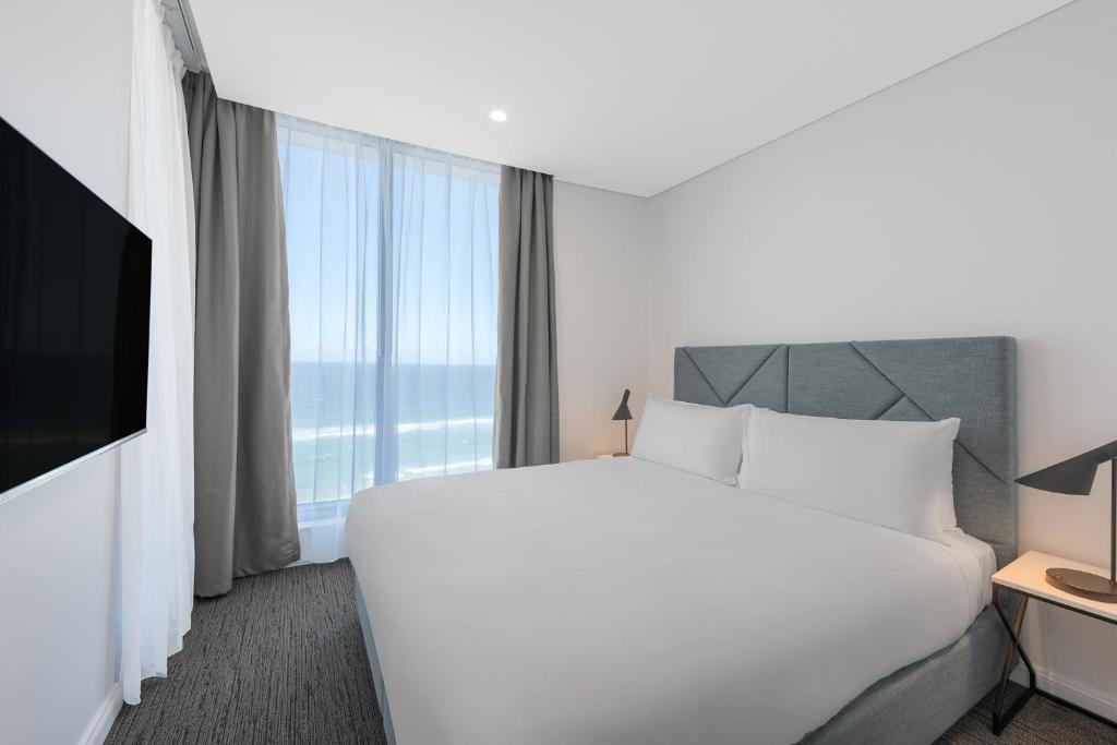 Postel nebo postele na pokoji v ubytování Meriton Suites Surfers Paradise