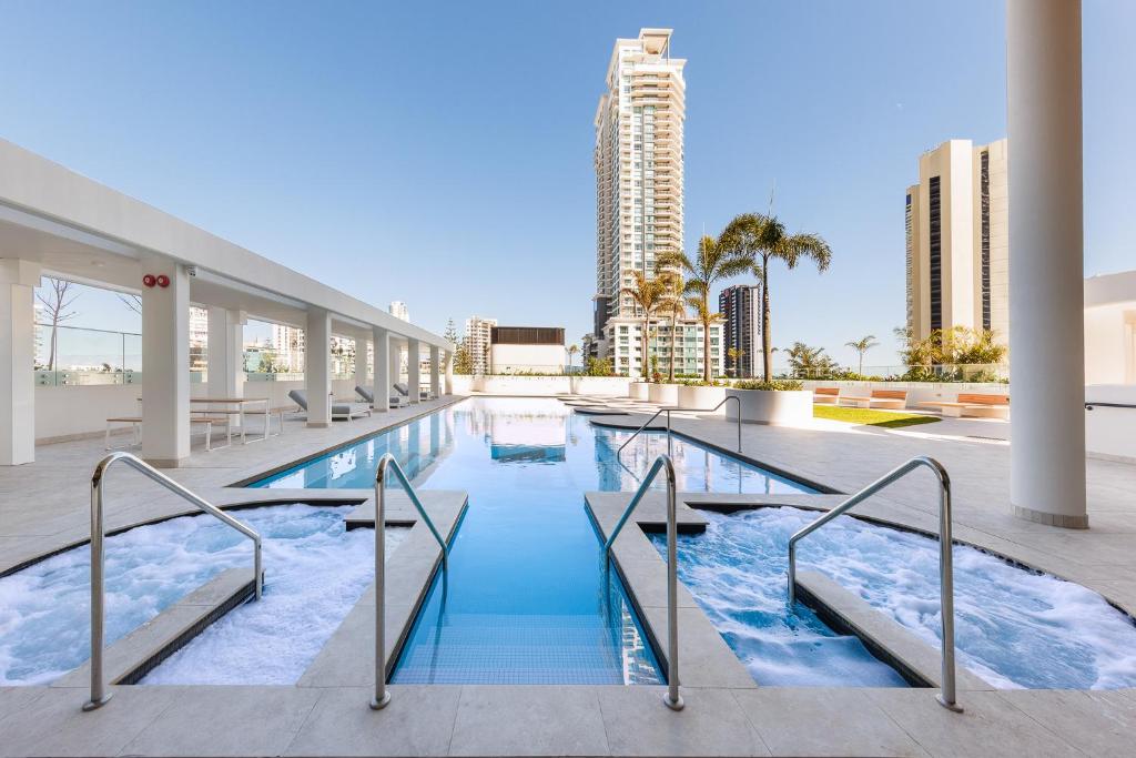 Bazén v ubytování Meriton Suites Surfers Paradise nebo v jeho okolí