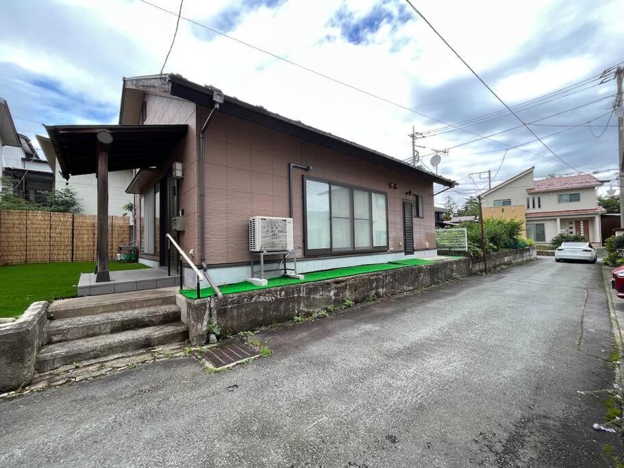ein kleines Haus am Straßenrand in der Unterkunft 草津温泉 湯之風 in Kusatsu