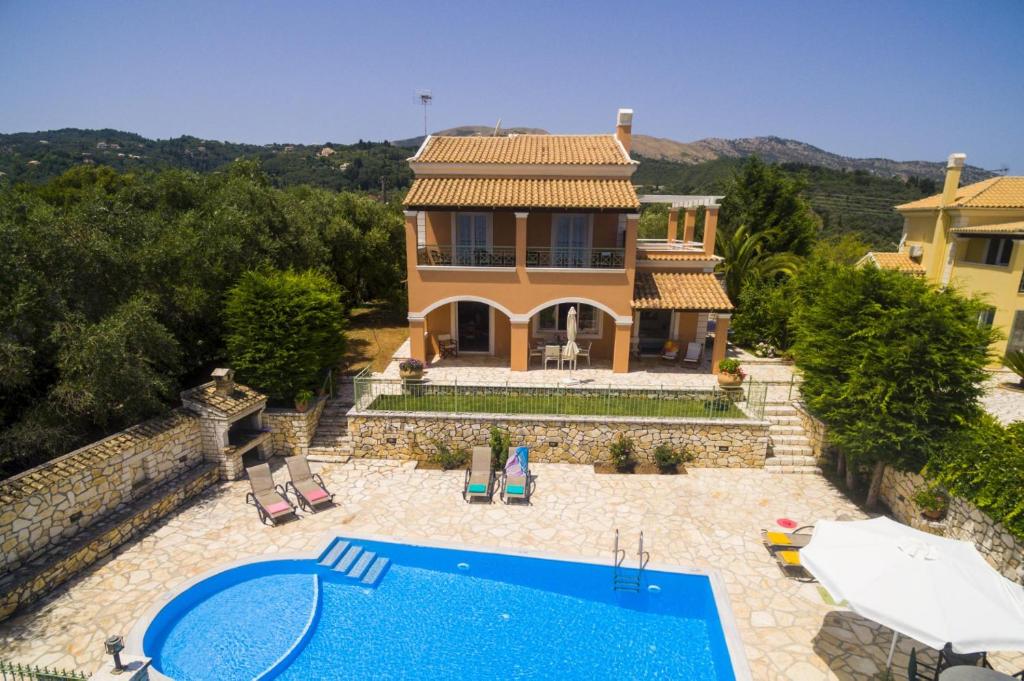 Bazén v ubytování Villa Serpa by Villa Plus nebo v jeho okolí