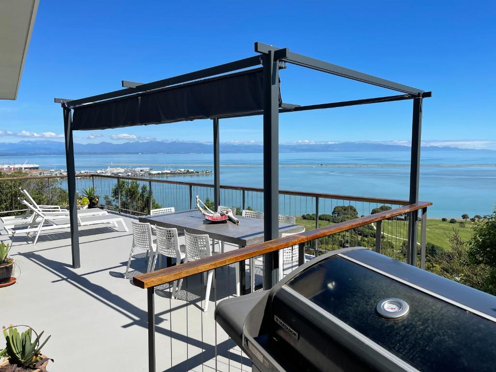 uma vista para o oceano a partir da varanda de uma casa em Stunning Views over Tasman Bay em Nelson