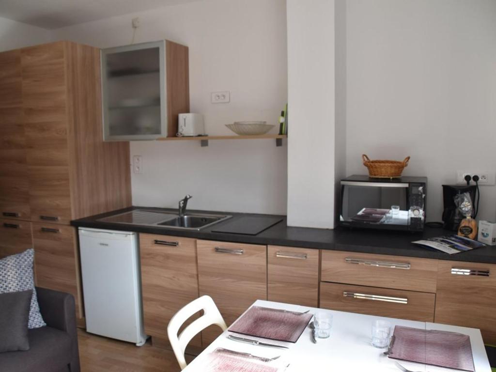 La cuisine est équipée d'une table, d'un évier et d'un four micro-ondes. dans l'établissement Studio avec grande terrasse face aux pistes, plein sud, animaux acceptés - FR-1-266-196, à Montgenèvre