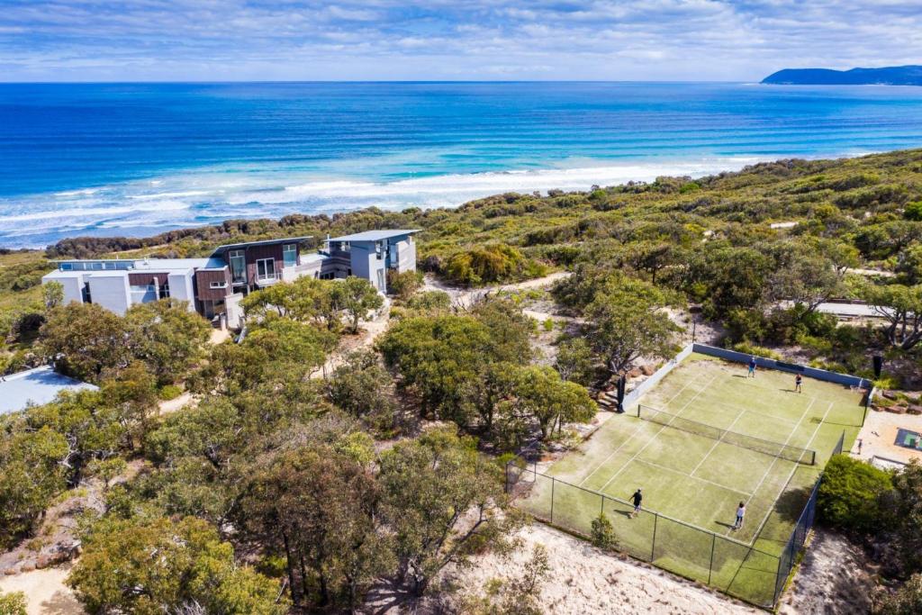 una tenuta sulla spiaggia con campo da tennis di Windform House a Moggs Creek