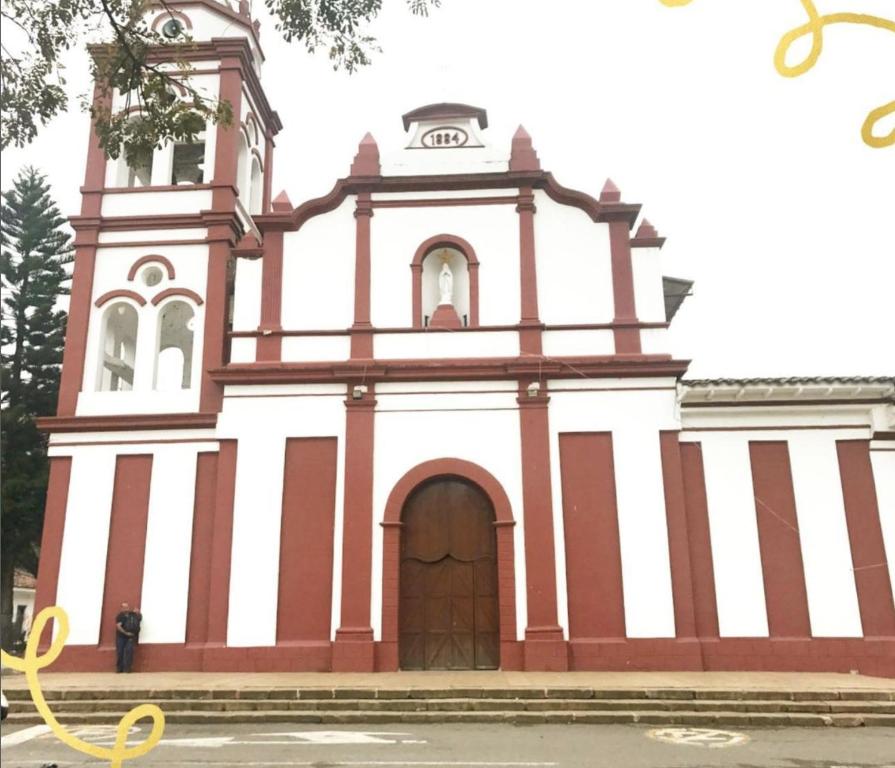 VijesにあるLa Casa Hostal De Vijesの赤白教会