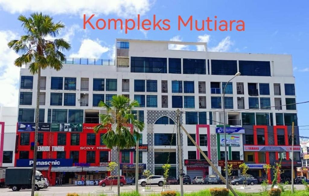 话毛生Hotel Mutiara的一座白色的大建筑,上面写着“komplex muncie”字样