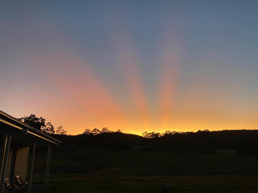 Alba o tramonto visti dall'interno della stanza in casa privata o dai dintorni
