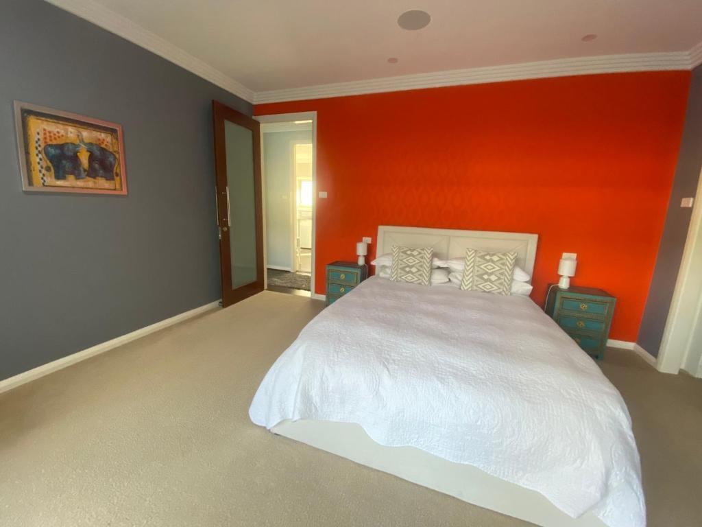 Letto o letti in una camera di ON Keppies - BnB - Family Farm & Wedding Guest Accommodation Paterson NSW