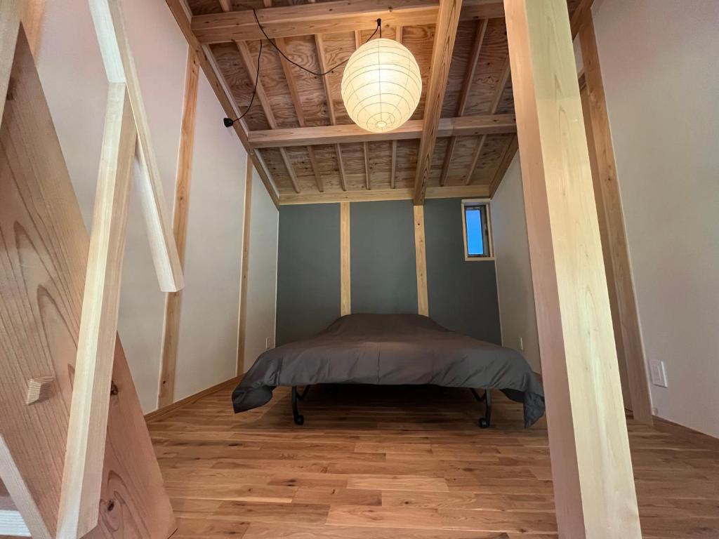 Postel nebo postele na pokoji v ubytování CrossFit Otoyo Strength TINY HOUSE