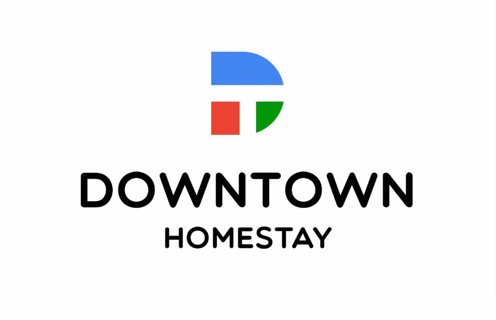un logotipo para el sitio web de Homesay del centro en Down Town Homestay, en Kurseong