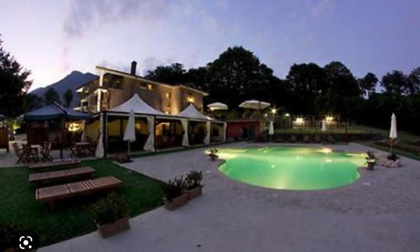 ein großer grüner Pool vor einem Haus in der Unterkunft Country House in Mercogliano