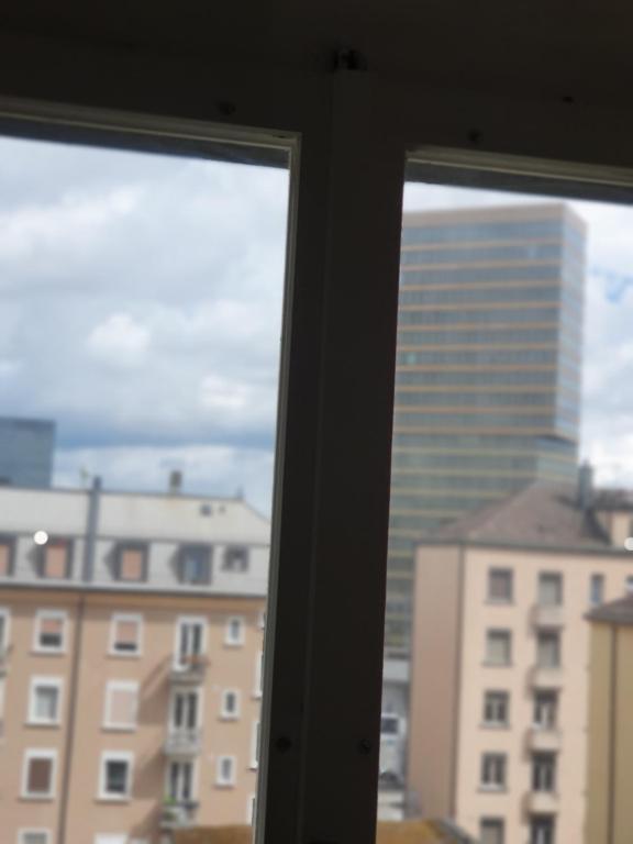 una finestra con vista sulla città di Sonnegg Guest Rooms Inh M Bisegger a Zurigo