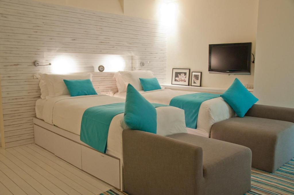 Кровать или кровати в номере Holiday Inn Resort Kandooma Maldives - Kids Stay & Eat Free and DIVE FREE for Certified Divers for a minimum 3 nights stay