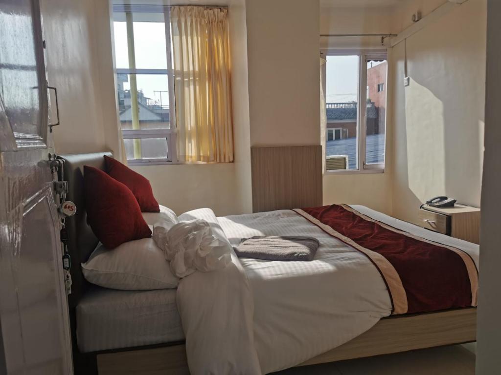 Postel nebo postele na pokoji v ubytování Om Bramha Hotel