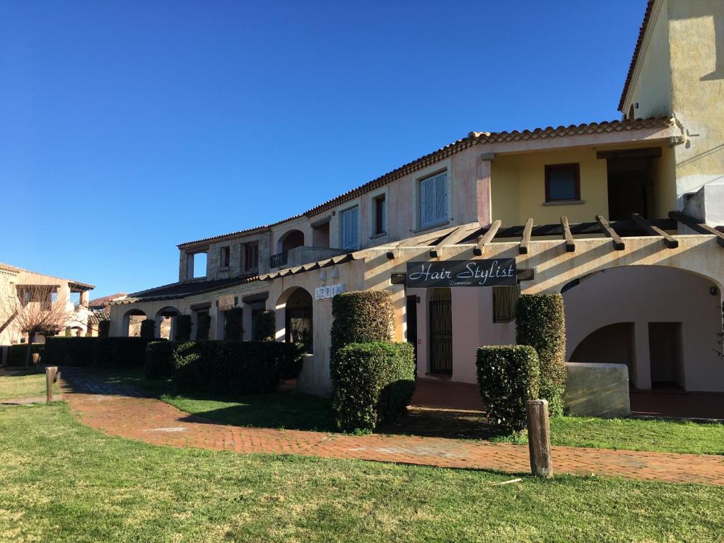 budynek z napisem na froncie w obiekcie Sardinia House w mieście Porto San Paolo
