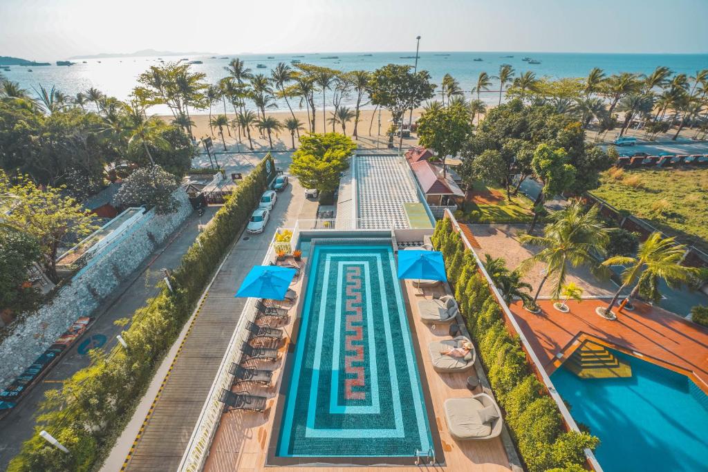 - une vue aérienne sur la piscine de la plage dans l'établissement Mera Mare Pattaya, à Pattaya