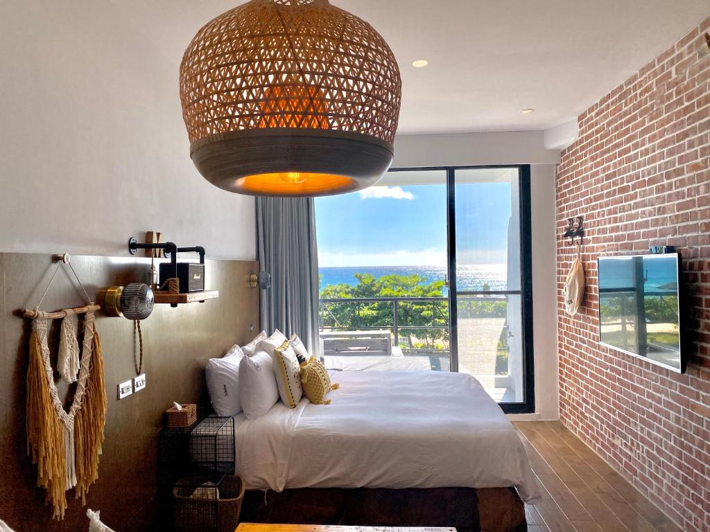 Postel nebo postele na pokoji v ubytování Minimi Inn-Sailrock Beach House