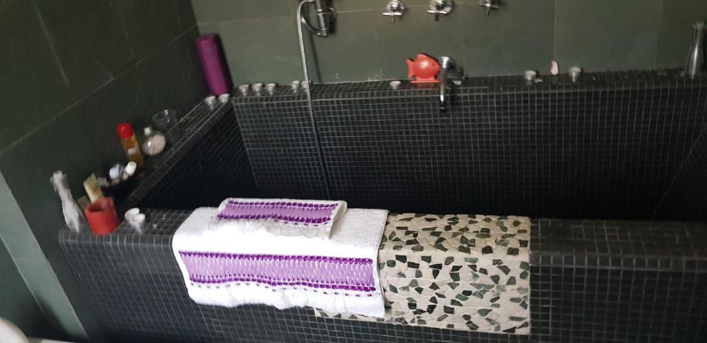 e bagno con doccia, vasca e asciugamano. di Torrebeatrice a Bagnaia