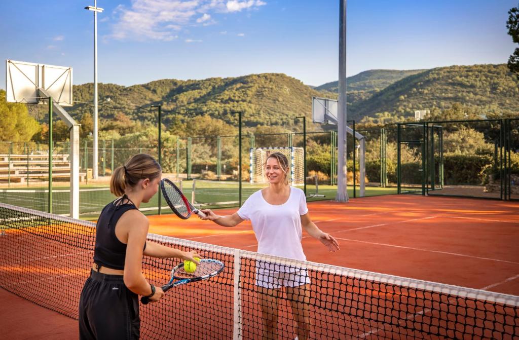 Tennis ja/või seinatennis majutusasutuses Valamar Amicor Resort või selle läheduses