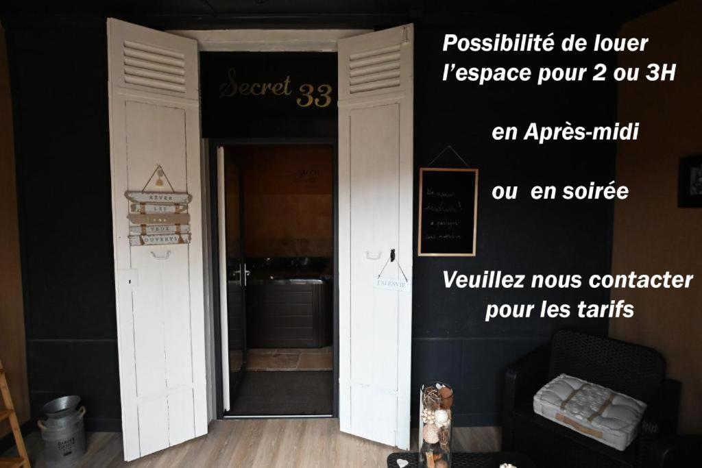 Pokój z dwoma białymi drzwiami i psem w pokoju w obiekcie SECRET33 w mieście Floirac