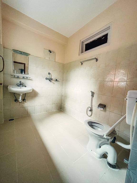 un bagno con un water e un lavandino di Hotel New Darshan a Pokhara