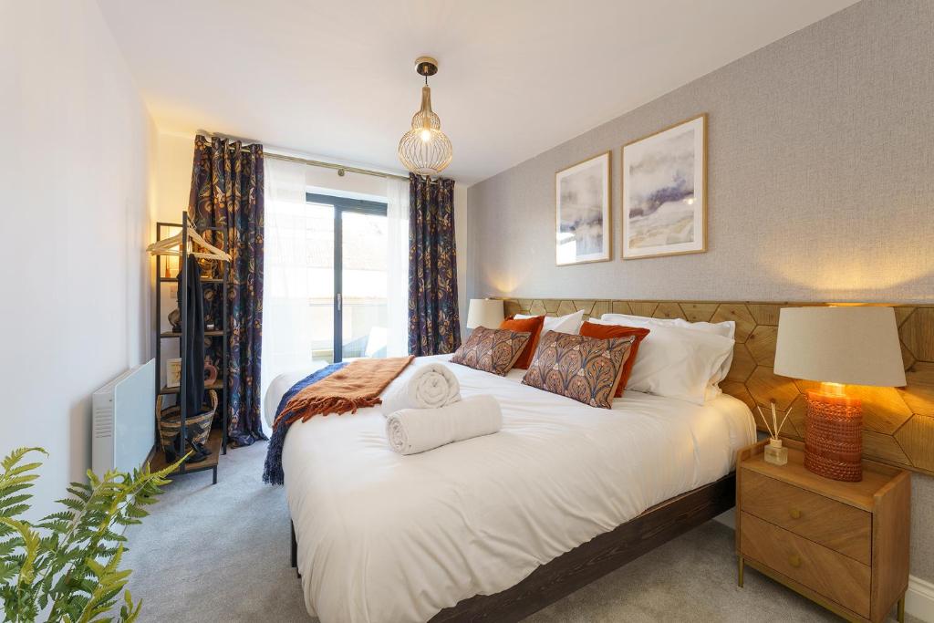 um quarto com uma cama grande e uma almofada. em Evergreen - 2 Bed Luxury Apartment by Mint Stays em Bristol