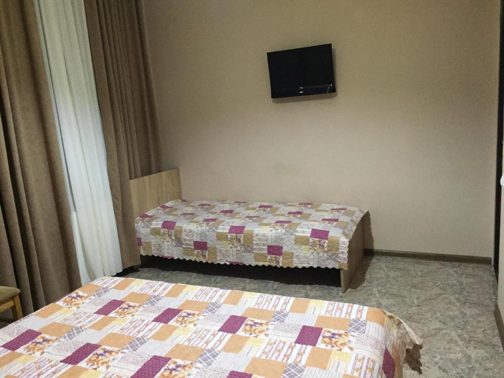 Postel nebo postele na pokoji v ubytování Guest House KOBULETI #788