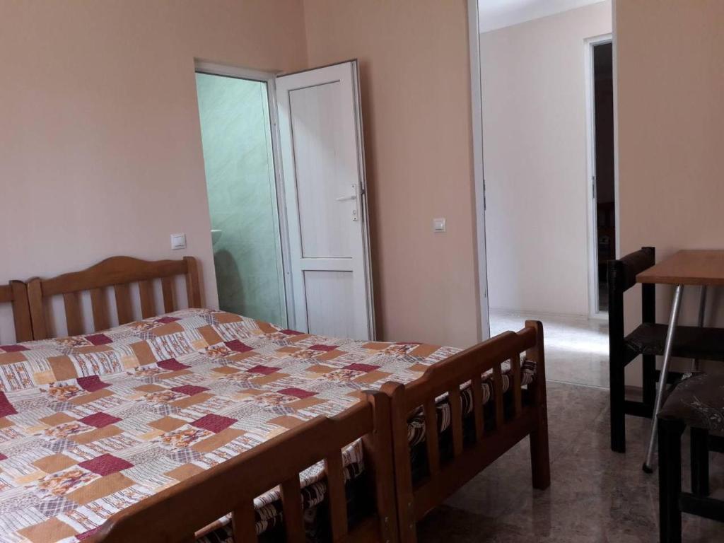 Postel nebo postele na pokoji v ubytování Guest House KOBULETI #788