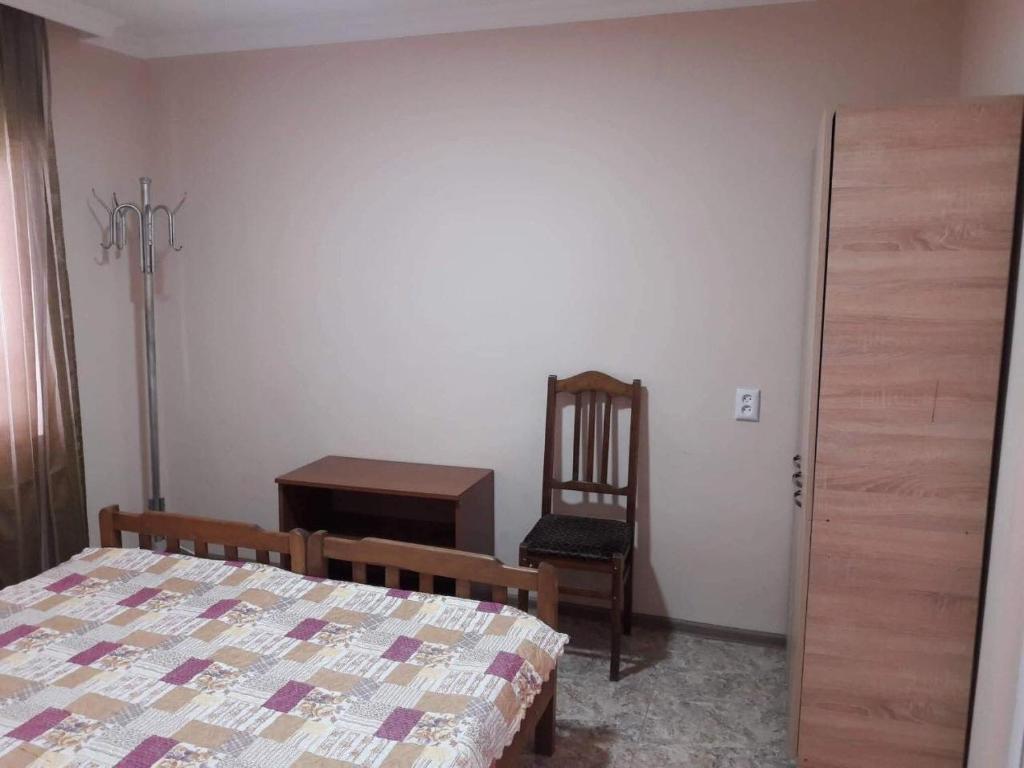 Postel nebo postele na pokoji v ubytování Guest House KOBULETI #788
