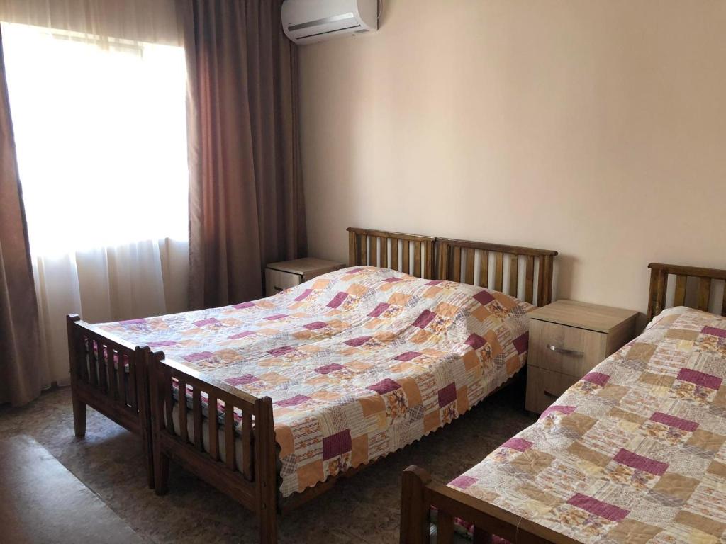 Postel nebo postele na pokoji v ubytování Guest House KOBULETI #788