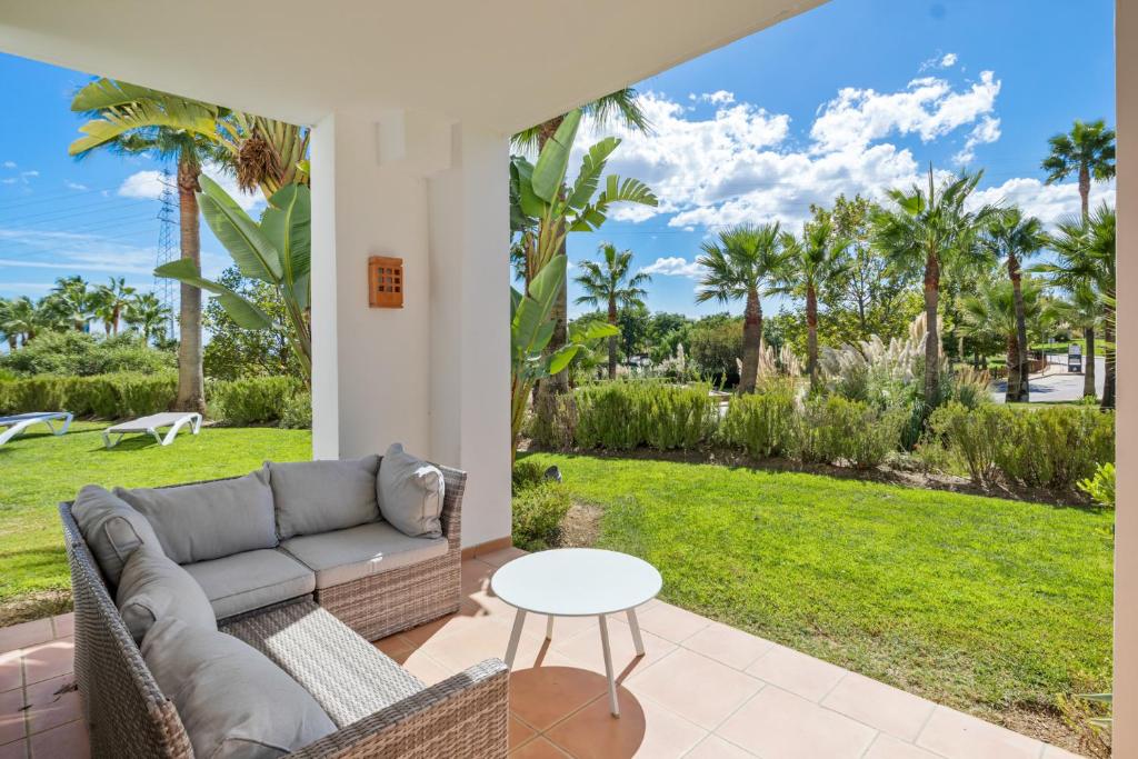sala de estar con sofá y mesa en Stunning blue lagoon apartment in Estepona M12, en Estepona