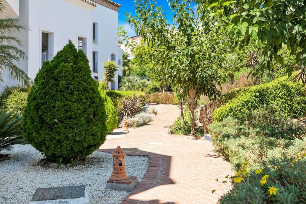 Fotografie z fotogalerie ubytování Stunning Benahavis Golf Apartment La Torre M11 v Malaze