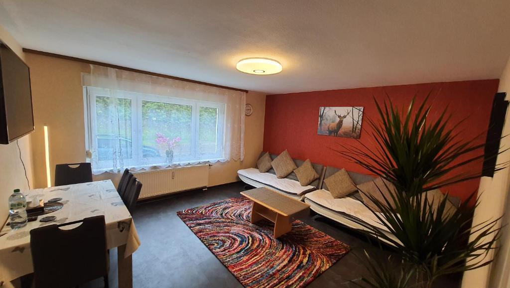 sala de estar con sofá y ventana en Two-Bedroom Apartment near Triberg Waterfall, en Triberg
