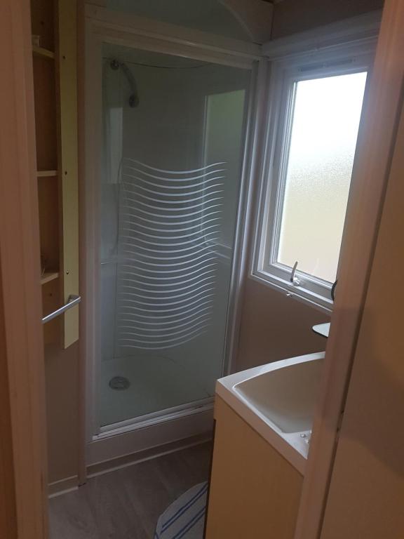 Kúpeľňa v ubytovaní Coeur de Vendée mobil home