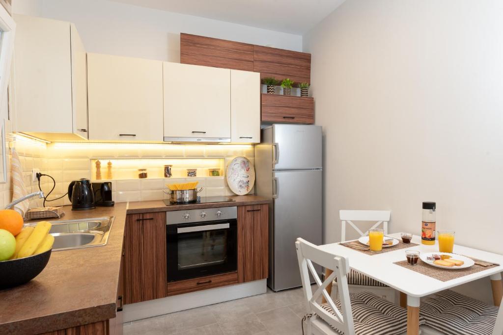 Kuchyňa alebo kuchynka v ubytovaní Cozy Corner - Central Stylish Apartment