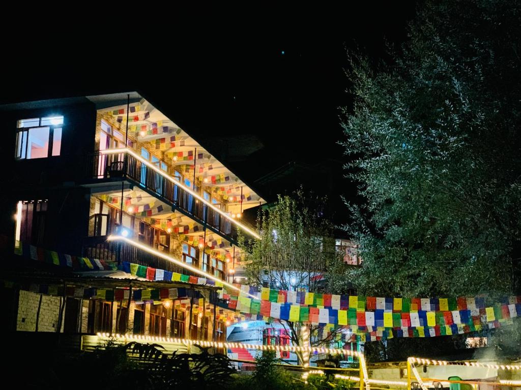 ein Gebäude mit Lichtern in der Nacht in der Unterkunft Hostel 360 Degree in Manali