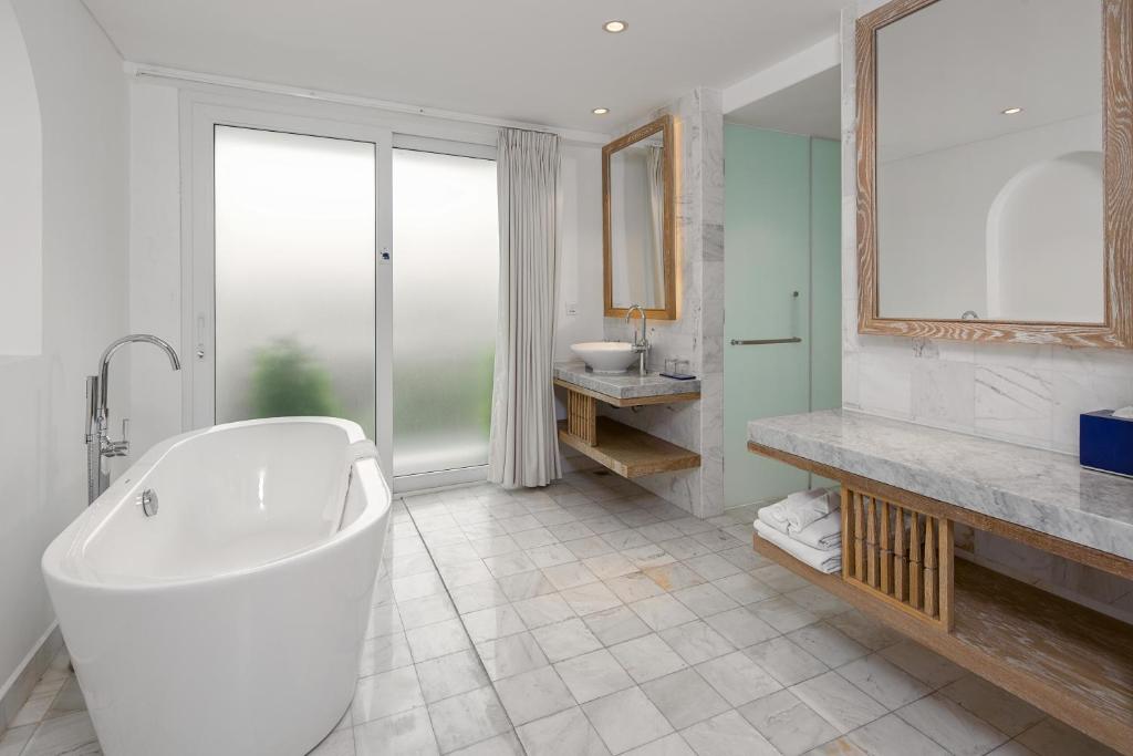 Twin Junior Suite with Terrace and Bathtub