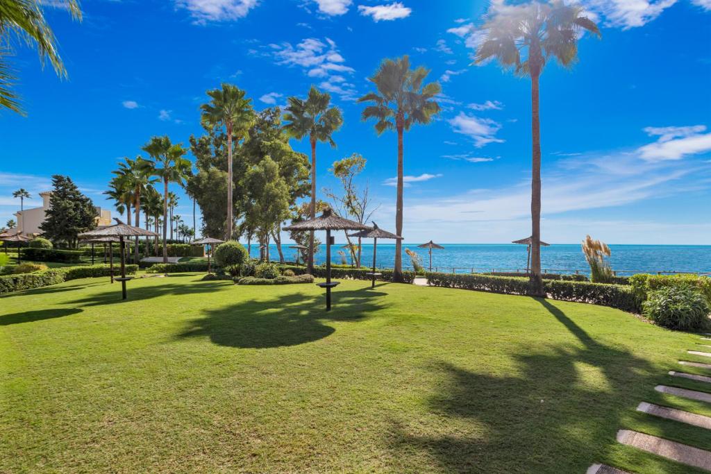 Beachfront Bahia La Plata private pool penthouse M13, Estepona