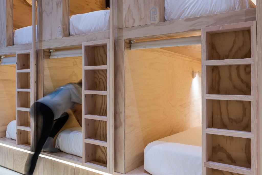 Palanda nebo palandy na pokoji v ubytování Colo Colo Hostel - Single Private Beds