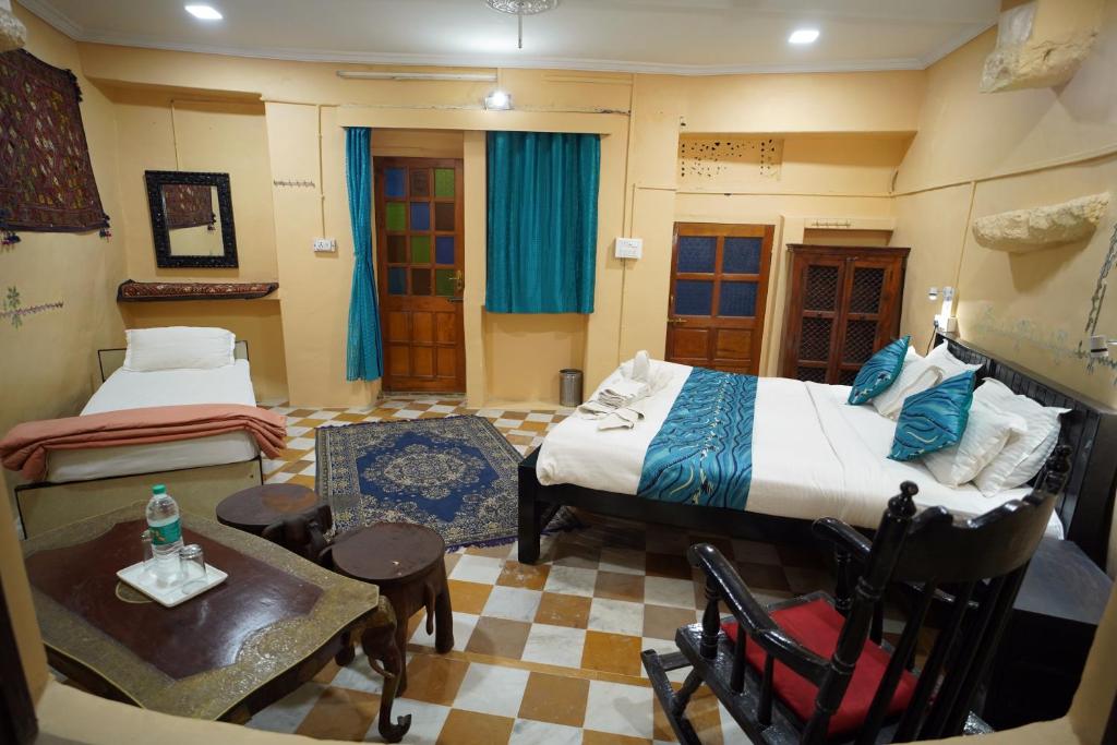 Postel nebo postele na pokoji v ubytování Hotel The Surya Jaisalmer