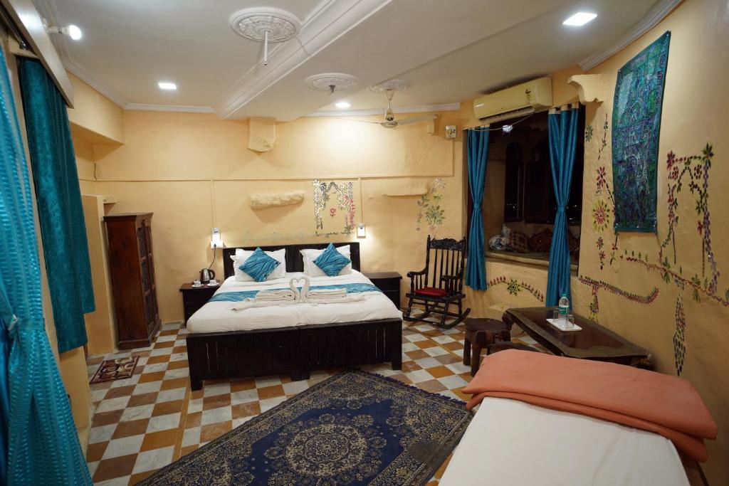 Postel nebo postele na pokoji v ubytování Hotel The Surya Jaisalmer