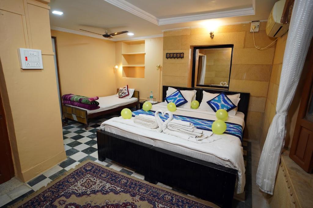 Postel nebo postele na pokoji v ubytování Hotel The Surya Jaisalmer