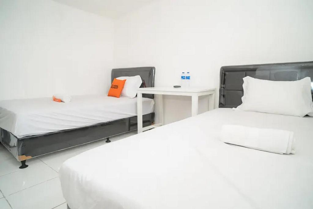 Llit o llits en una habitació de KoolKost near Margo City Mall