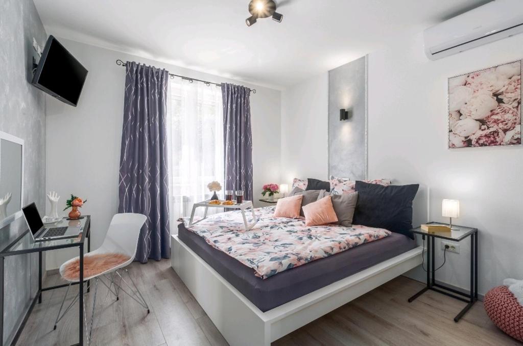 Zdjęcie z galerii obiektu LESA room with private bathroom for 2 people w mieście Rovinjsko Selo