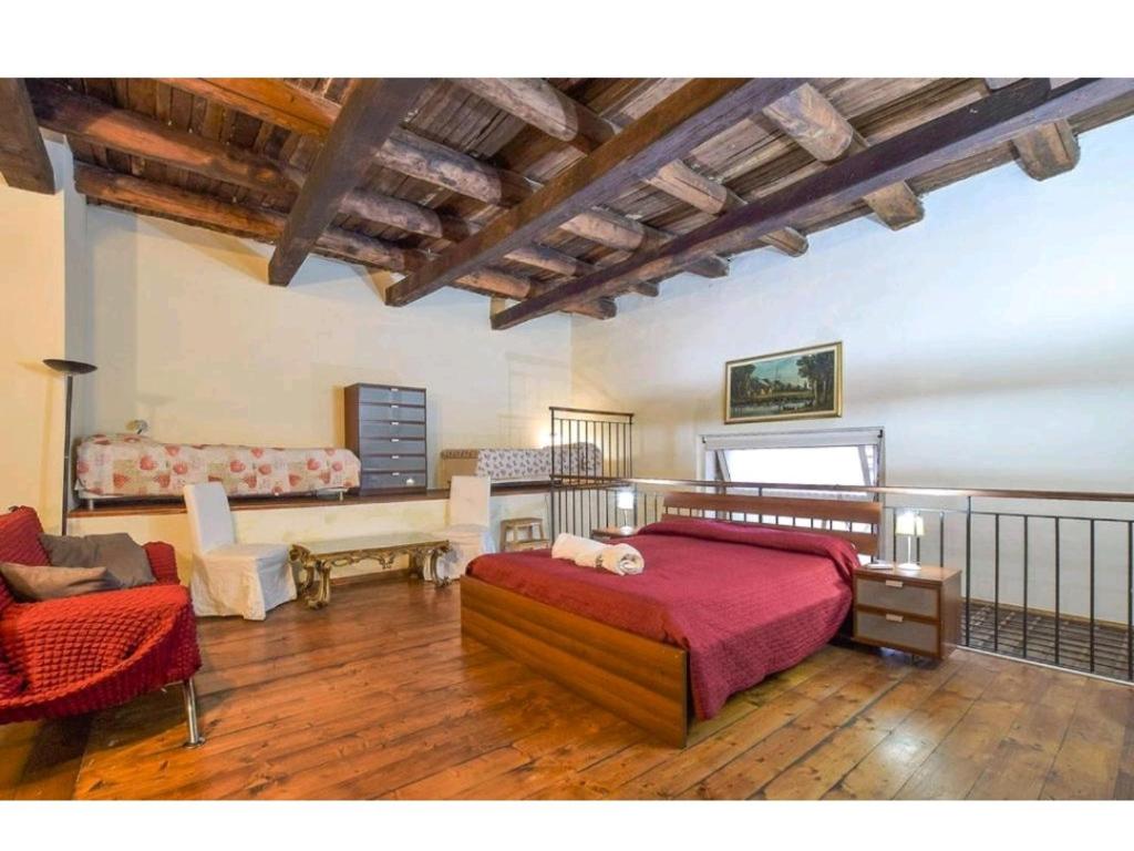 1 dormitorio con 1 cama y 1 sofá en IL Cinquecento, en Nápoles