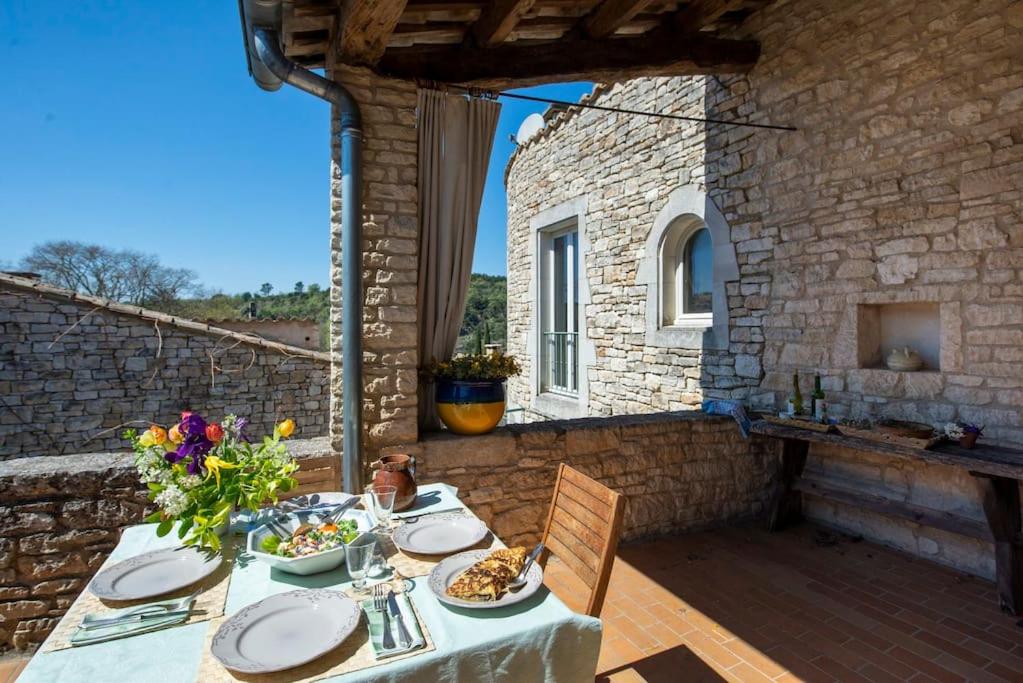 une table avec des assiettes de nourriture au-dessus d'un bâtiment dans l'établissement La Bergerie à Cratoule, Domaine Les Musarts, à Issirac
